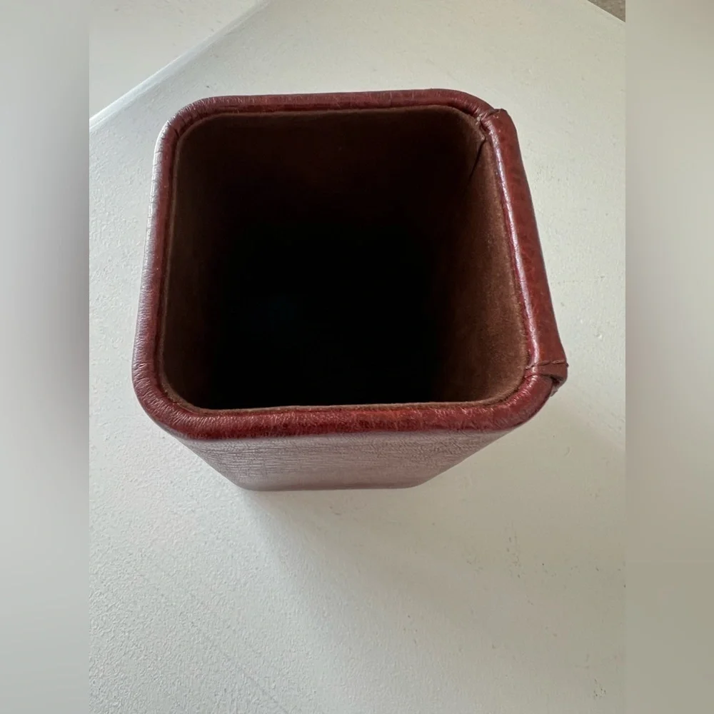 Dacasso | Brown Leather Luxury Desk Accessory Pen Cup Office